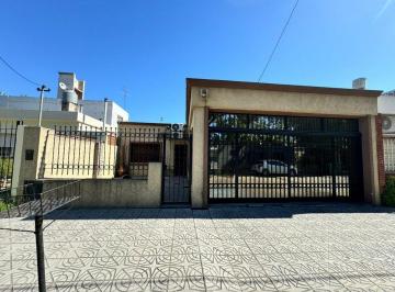 Casa · 185m² · 5 Ambientes · 2 Cocheras · Casa en Venta en Pergamino con Pileta