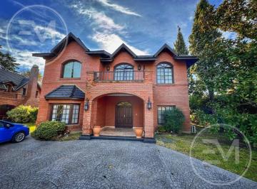 Casa · 250m² · 6 Ambientes · 4 Cocheras · Casa 6 Ambientes Venta Saint Thomas Sur