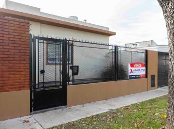 Casa · 200m² · 3 Ambientes · 2 Cocheras · Casa en Venta 3 Ambientes, Fondo y Parrilla