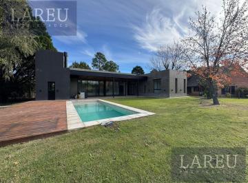 Casa · 240m² · 4 Ambientes · Casa en El Carmel