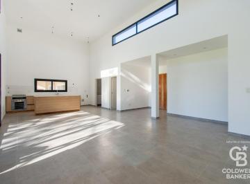 Casa · 212m² · 5 Ambientes · 2 Cocheras · Permuta/venta - Casa 5 Amb a Estrenar - 1 Planta - 4 Dorm. - Altos de Campo Grande
