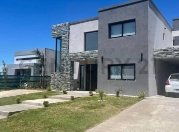 Casa · 161m² · 5 Ambientes · 1 Cochera · Casa en Venta Barrio Santa Rita - San Vicente