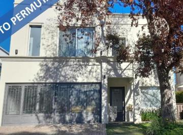 Casa · 220m² · 4 Ambientes · 2 Cocheras · Venta - Excelente Casa Sobre Lote de 525 m² en Barrio Dorrego