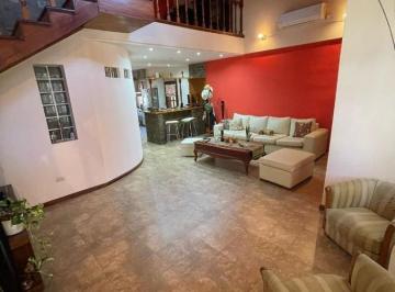 Casa · 220m² · 5 Ambientes · 1 Cochera · Venta - Casa 5 Amb. con Jardin, Pileta y Quincho en Quilmes