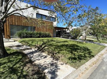 Casa · 250m² · 4 Ambientes · 2 Cocheras · Casa en El Canton Golf Hermosa Casa en Alquiler
