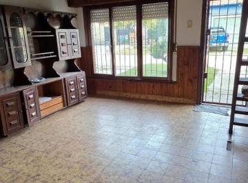 Casa · 95m² · 5 Ambientes · 1 Cochera · Casa en Magnasco y Lebensohn