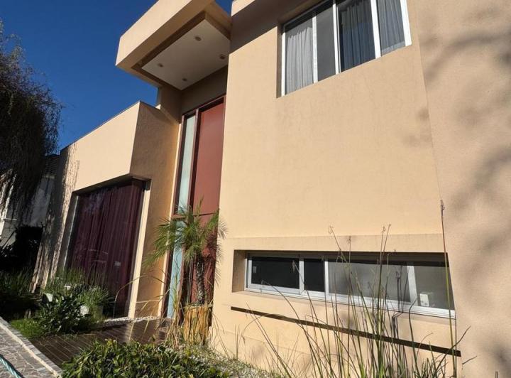 Casa · 300m² · 5 Ambientes