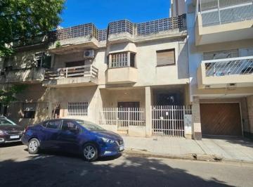 Casa · 138m² · 3 Ambientes · 1 Cochera · Lote Propio con Unidades en Block