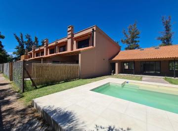 Casa · 130m² · 4 Ambientes · 2 Cocheras · Alquiler Aldea Fisherton Rosario - Moderna Casa 3 Dorm. con Cochera y Amenities Pileta Quincho