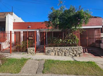 Casa · 150m² · 10 Ambientes · 1 Cochera · Colinas de Velez Sarsfield Casa de 3 Dorm. con Patio