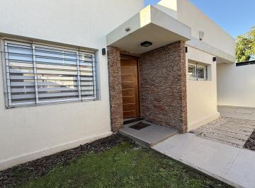 Casa · 125m² · 4 Ambientes · 2 Cocheras · Casa en Venta de 3 Dorm., en Gorina, La Plata