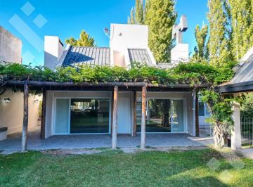 Casa · 935m² · 6 Ambientes · 1 Cochera · Casa en Confluencia Rural