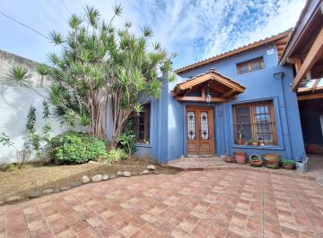 ENTRADA · Venta - Excelente Casa 7amb en Lote Propio 10x68 m - Quincho, Pileta, Fdo Libre
