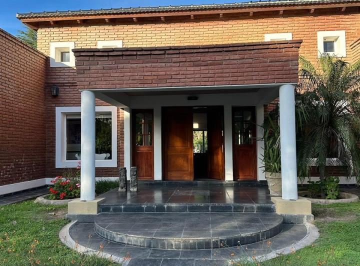 Casa · 300m² · 7 Ambientes · 2 Cocheras