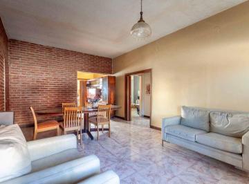 Casa · 109m² · 4 Ambientes · 1 Cochera · Venta Casa 4 Amb Cochera Jardin Pileta en Guillon