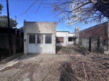Casa · 210m² · 5 Dormitorios · 1 Cochera · Tres Casas en un Lote de 10 X 60 en Los Hornos en Venta!