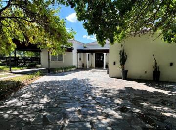 Casa · 231m² · 7 Ambientes · 2 Cocheras · Venta Casa 7 Amb Bº Cerrado Lomas de Fatima Pilar