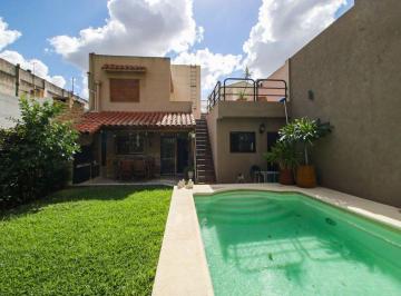 Casa · 280m² · 6 Ambientes · 1 Cochera · Casa 6 Amb. Jardín Pileta Garage Villa del Parque!