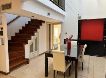 Casa · 207m² · 6 Ambientes · 3 Cocheras · Venta Casa 3 Dorm. Patio y Cochera Echesortu