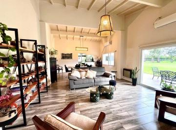 Casa · 160m² · 4 Ambientes · 3 Cocheras · Casa en Venta en El Trebol Parque Pileta y Spa