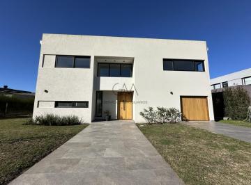 Casa · 252m² · 4 Ambientes · 2 Cocheras · Casa en Venta en Rumenco Joven