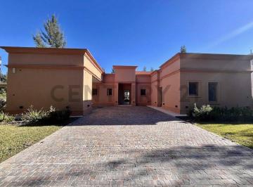 Casa · 211m² · 4 Ambientes · Casa en Venta