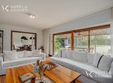 Casa · 343m² · 6 Ambientes · 3 Cocheras · Casa en Venta y Alquiler en Las Lomas de San Isidro con Jardín y Pileta