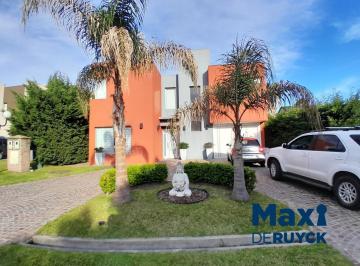 Casa · 240m² · 5 Ambientes · Casa 4 Dorm. en Altos de Hudson