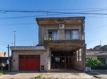 Bodega-Galpón · 214m² · Galpon con 2 Viviendas de 3 Amb Fondo Parrilla