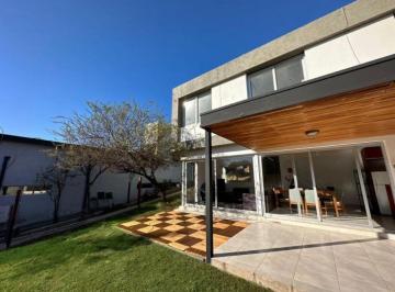 Casa · 161m² · 3 Ambientes · 2 Cocheras · Venta de Casa en Barrio "Altos Warcalde" - Villa Warcalde - La Calera