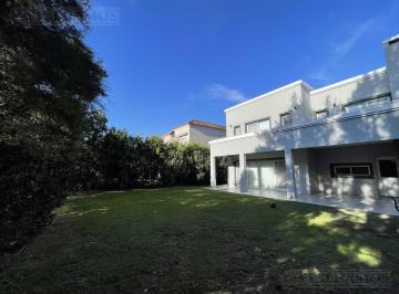 Casa · 189m² · 5 Ambientes · 3 Cocheras · Casa Moderna con Muebles en Alquiler en Los Sauces.