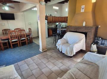 Casa · 130m² · 4 Dormitorios · 1 Cochera · Casa en Venta en Godoy Cruz Salvador Arias Al 1200