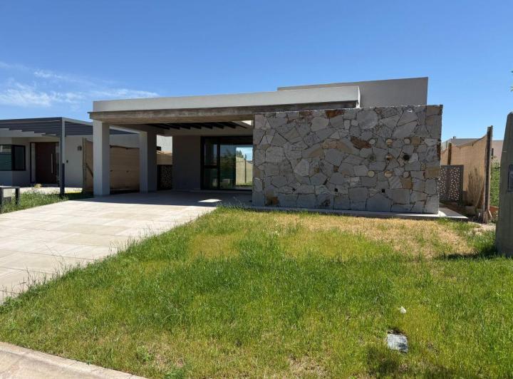 Casa · 165m² · 3 Ambientes · 2 Cocheras