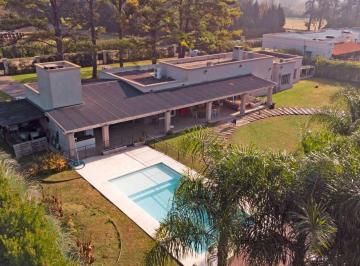Quinta vacacional · 220m² · 4 Dormitorios · 2 Cocheras · Alquiler Casa Quinta 5 Amb con Pileta Lujan