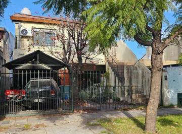 Casa · 215m² · 5 Ambientes · Casa en Block, Departamento de 2 Ambientes Planta Alta y Otra 2 Ambientes Atrás, en Venta en Castela