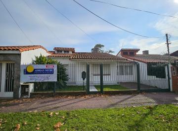 Casa de 4 ambientes, Lomas de Zamora · Banfield Chalet Barrio Nuevo Excelente Ubicacion Apto Credito.