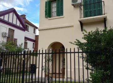 Casa · 179m² · 4 Ambientes · 2 Cocheras · Casa de Estilo en Venta con Piscina en Parque Avellaneda