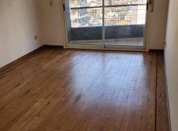 Departamento de 1 ambiente, Parque Chacabuco · Hermoso Monoambiente Al Frente con Balcón y Lavadero. Súper Luminoso