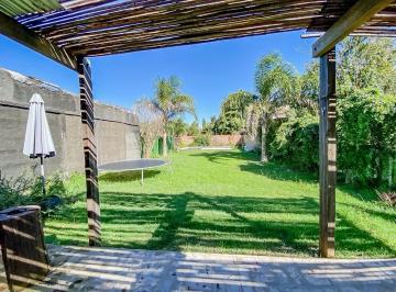 Casa · 212m² · 3 Ambientes · 1 Cochera · Venta/permuta Casa en Funes con Jardín y Pileta - Apta Crédito