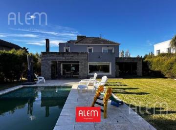 Casa · 228m² · 5 Ambientes · 2 Cocheras · Casa de 5 Ambientes en Venta Canning Malibu