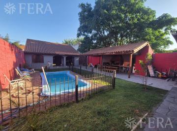 Casa · 181m² · 5 Ambientes · 1 Cochera · Venta de Casa 5 Ambientes con Cochera y Piscina en Quilmes