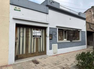 Oficina comercial · 91m² · 6 Ambientes · Oportunidad! Vendemos Casa en Tres Arroyos a m de Plaza España