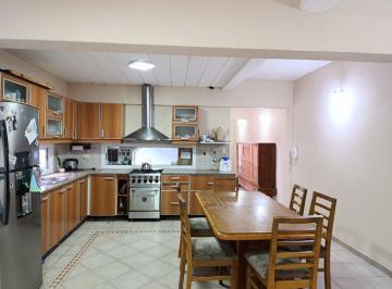 Casa · 200m² · 5 Ambientes · 2 Cocheras · Venta Casa 5 Ambientes en Villa Udaondo, Ituzaingo