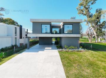 Casa · 267m² · 5 Ambientes · 2 Cocheras · Casa en Venta en Azzurra