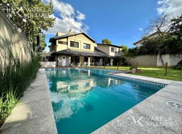 Casa · 364m² · 6 Ambientes · 1 Cochera · Casa en Venta en Rioja Al 4000