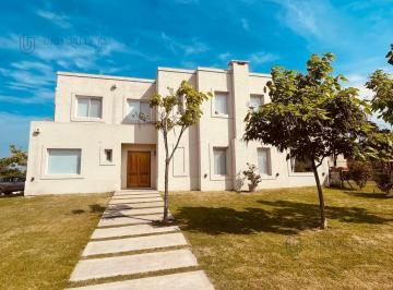 Casa · 240m² · 7 Ambientes · 3 Cocheras · Casa en Venta o Alquiler Sobre Lote Interno en Pilará - La Calesa - Pilar
