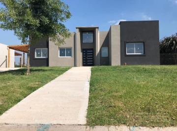 Casa · 164m² · 4 Ambientes · 2 Cocheras · Casa en Venta con Renta en El Canton Barrio Puerto