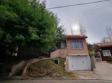 Casa · 120m² · 4 Ambientes · 1 Cochera · Alquilo Casa 3 Dorm. - Castelli N° 1171 - Neuquén Capital