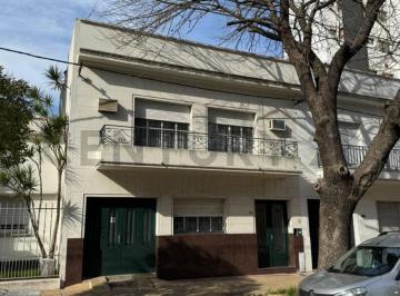 Casa · 148m² · 6 Ambientes · 1 Cochera · Venta de Casa en PH Al Frente