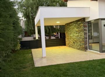 Casa de 7 ambientes, Ciudad de Mendoza · Casa de Categoria Moderna Alquiler Dalvian - 3 Dorm. - Escritorio